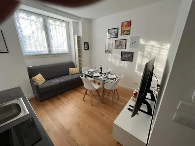 The Small White House In Milano 0*,  Italia