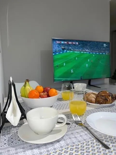 The Small White House In Milan Apartment