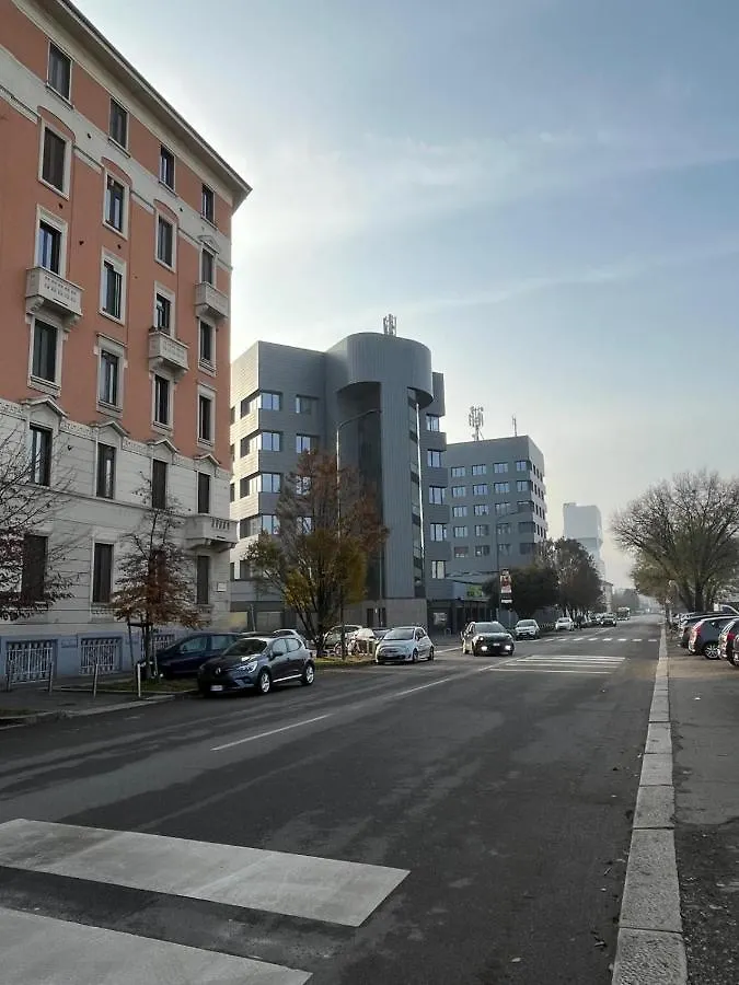 The Small White House In Milan Apartment