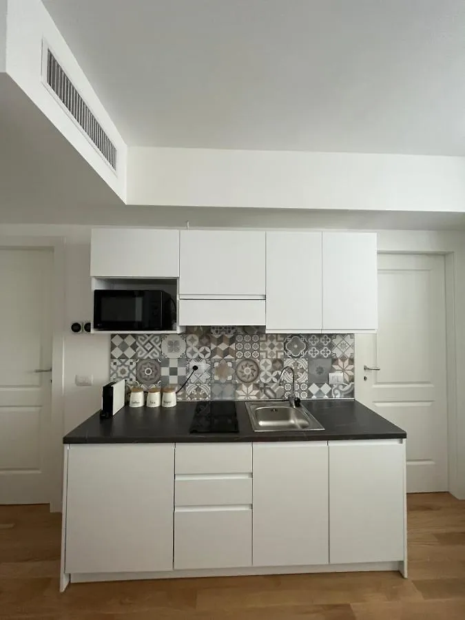 The Small White House In Milán 0*,  Italia