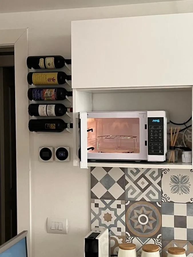 Apartment The Small White House In Milan